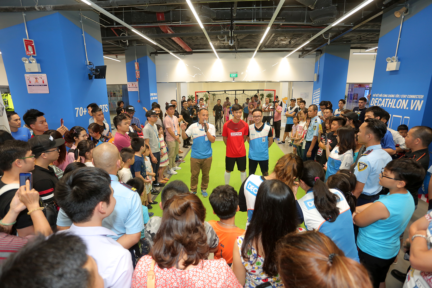 Tuyển thủ Phan Văn Đức ‘hút fan’ ngày Decathlon Hà Nội khai trương cửa hàng đầu tiên Tuyển thủ Phan Văn Đức ‘hút fan’ ngày Decathlon Hà Nội khai trương cửa hàng đầu tiên